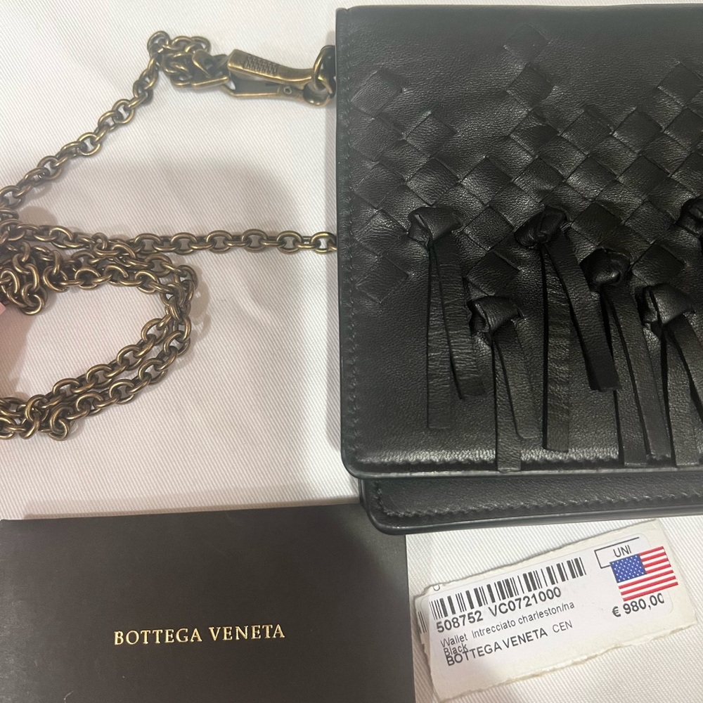 Authentic Bottega Veneta Wallet on Chain in Black. Detachable chain with flaws.
